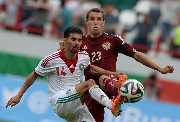 Бывший игрок Локомотива Мубарак Буссуфа и полузащитник Спартака Дмитрий Комбаров в ходе товарищеской встречи национальных сборных в 2014 году.  - Sputnik Латвия