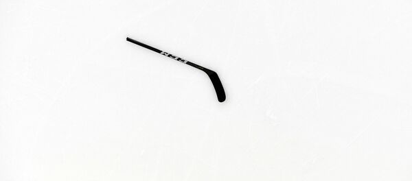 Сломанная клюшка одного из игроков в матче второго этапа Еврохоккейтура 2017/18 Кубок Первого канала между сборными командами Финляндии и Южной Кореи. - Sputnik Латвия