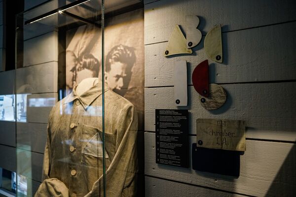 Роба и отличительные знаки заключенных Саласпилсского концентрационного лагеря - Sputnik Латвия