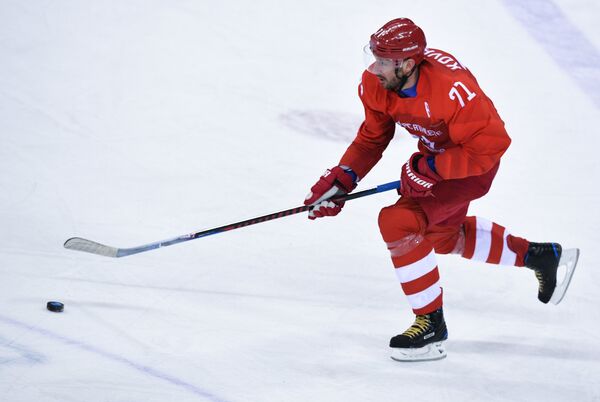 Илья Ковальчук (Россия) в матче Россия - США по хоккею среди мужчин группового этапа на XXIII зимних Олимпийских играх. Илья Ковальчук (Россия) в матче Россия - США по хоккею среди мужчин группового этапа на XXIII зимних Олимпийских играх. - Sputnik Латвия