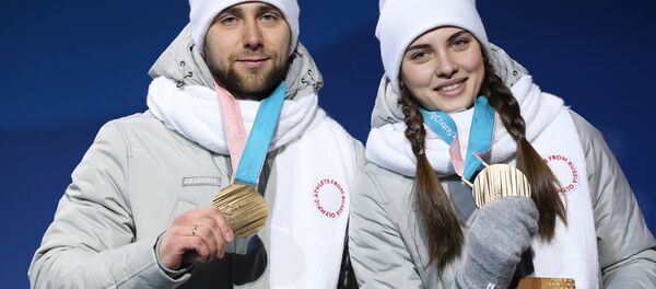 Российские спортсмены Александр Крушельницкий и Анастасия Брызгалова (слева направо), завоевавшие бронзовые медали в турнире по керлингу в дисциплине дабл-микст, на церемонии награждения на XXIII зимних Олимпийских играх. Российские спортсмены Александр Крушельницкий и Анастасия Брызгалова (слева направо), завоевавшие бронзовые медали в турнире по керлингу в дисциплине дабл-микст, на церемонии награждения на XXIII зимних Олимпийских играх. - Sputnik Латвия