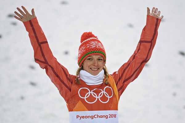 Анна Гуськова (Белоруссия), завоевавшая золотую медаль в лыжной акробатике на соревнованиях по фристайлу среди женщин на XXIII зимних Олимпийских играх в Пхенчхане, на цветочной церемонии. - Sputnik Латвия