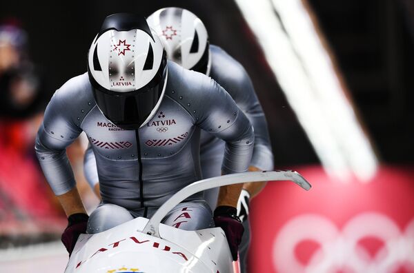 Оскарс Мелбардис и Янис Стренга (Латвия) во время соревнований двоек по бобслею среди мужчин на XXIII зимних Олимпийских играх в Пхенчхане - Sputnik Латвия