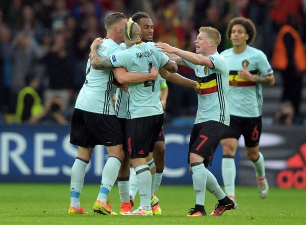 Мяч, забитый уже на 13-й минуте четвертьфинального матча Евро-2016, не помог красным дьяволам пробиться в полуфинал – они уступили валлийцам со счетом 1:3.  - Sputnik Латвия