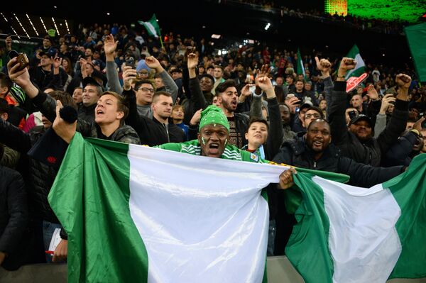 В успехах сборной Нигерии, где основными религиями являются христианство и ислам, можно узреть Промысел Божий или волю Аллаха. Но и без веры болельщиков в свою команду не обошлось. - Sputnik Латвия