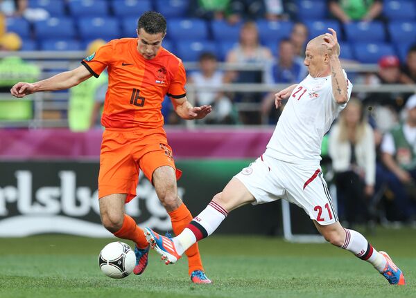 Игрок сборной Нидерландов Робин ван Перси и игрок сборной Дании Ники Зимлинг в очном противостоянии национальных команд на Евро-2012. Ни те, ни другие не смогли выйти из группы. Игрок сборной Нидерландов Робин ван Перси и игрок сборной Дании Ники Зимлинг в очном противостоянии национальных команд на Евро-2012. Ни те, ни другие не смогли выйти из группы. - Sputnik Латвия