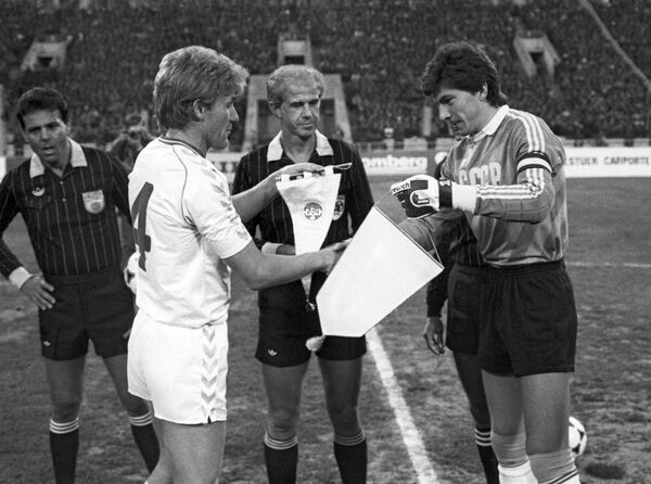 Отборочный матч ЧМ-86 – капитан сборной Дании Мортен Пер Ольсен и капитан сборной СССР Ринат Дасаев. Матч завершился победой советских футболистов со счетом 1:0. Отборочный матч ЧМ-86 – капитан сборной Дании Мортен Пер Ольсен и капитан сборной СССР Ринат Дасаев. Матч завершился победой советских футболистов со счетом 1:0. - Sputnik Латвия