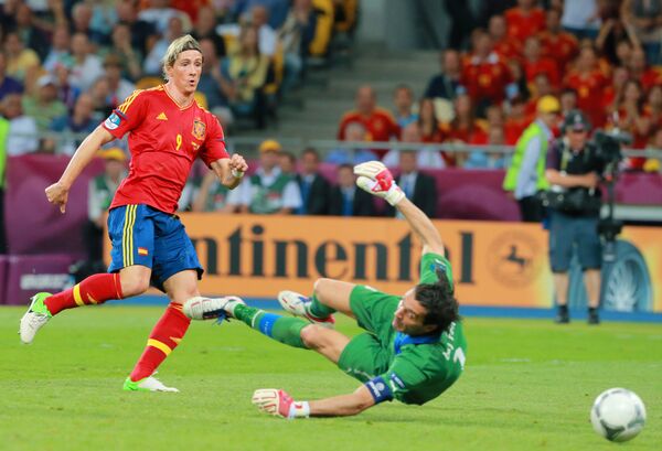 Испанский голеадор Фернандо Торрес оставляет не у дел итальянского вратаря Джанлуиджи Буффона в разгромном для скуадра адзурры финале Евро-2012, который красная фурия выиграла со счетом 4:0. - Sputnik Латвия