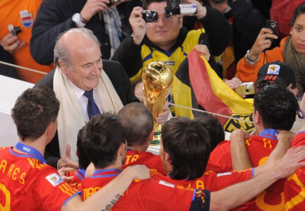 Президент ФИФА Зепп Блаттер вручает Кубок мира по футболу триумфаторам турнира в ЮАР – национальной команде Испании, победившей в финальном матче сборную Голландии. - Sputnik Латвия