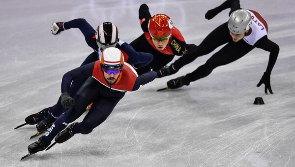 Слева направо: Шинки Кнегт (Нидерланды), Тибо Фоконне (Франция), Жэнь Цзивэй (Китай) и Робертс Звейниекс (Латвия) в забеге на 1000 метров в соревнованиях по шорт-треку среди мужчин на XXIII зимних Олимпийских играх, архивное фото - Sputnik Латвия