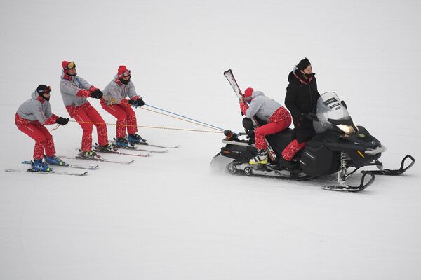Сотрудники спасательной службы во время финала хаф-пайпа на соревнованиях по сноуборду среди мужчин на XXIII зимних Олимпийских играх в Пхенчхане - Sputnik Латвия