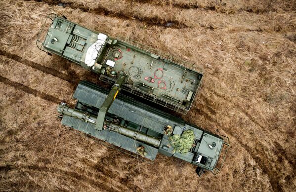 Транспортно-заряжающая машина комплекса Искандер-К с крылатыми ракетами Р-500 в Краснодарском крае - Sputnik Латвия