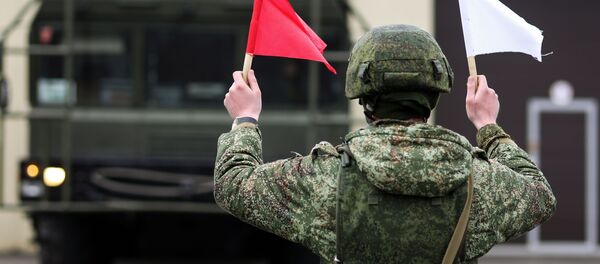 Военнослужащий во время учений оперативно-тактического ракетного комплекса Искандер-М, архивное фото - Sputnik Латвия