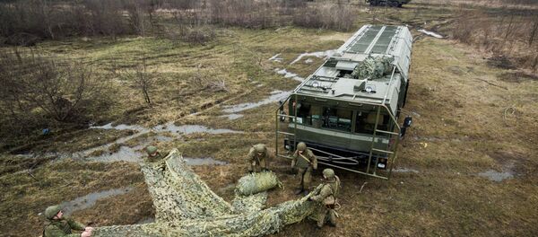 Оперативно-тактический ракетный комплекс (ОТРК) Искандер-М во время тактических учений расчетов по управлению ракетными ударами в Краснодарском крае Оперативно-тактический ракетный комплекс (ОТРК) Искандер-М во время тактических учений расчетов по управлению ракетными ударами в Краснодарском крае - Sputnik Latvija