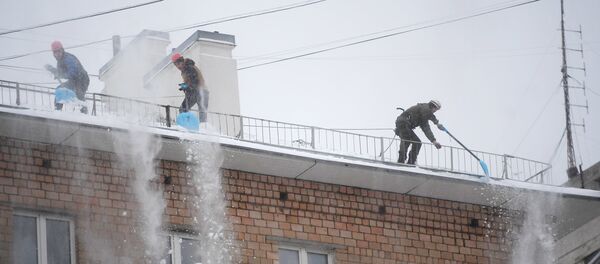 Чистка крыш сотрудниками коммунальных служб - Sputnik Латвия