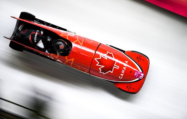 Кейли Хамфрис и Фелиция Джордж (Канада) во время соревнований двоек по бобслею среди женщин на XXIII зимних Олимпийских играх в Пхенчхане. Кейли Хамфрис и Фелиция Джордж (Канада) во время соревнований двоек по бобслею среди женщин на XXIII зимних Олимпийских играх в Пхенчхане. - Sputnik Латвия