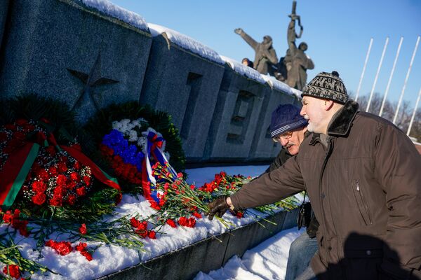Возложение цветов к памятнику Освободителям 22 февраля 2018 года Возложение цветов к памятнику Освободителям 22 февраля 2018 года - Sputnik Латвия