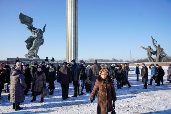 Рижане у памятника воинам Советской Армии — освободителям Советской Латвии и Риги от немецко-фашистских захватчиков, 22 февраля 2018 года Рижане у памятника воинам Советской Армии — освободителям Советской Латвии и Риги от немецко-фашистских захватчиков, 22 февраля 2018 года - Sputnik Латвия