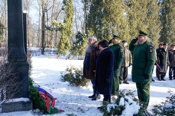 Посол России в Латвии Евгений Лукьянов и посол Беларуси в Латвии Марина Долгополова на Гарнизонном кладбище Риги Посол России в Латвии Евгений Лукьянов и посол Беларуси в Латвии Марина Долгополова на Гарнизонном кладбище Риги - Sputnik Латвия
