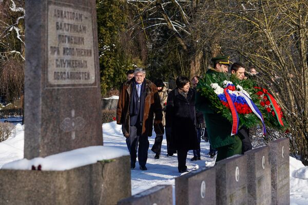 Посол России в Латвии Евгений Лукьянов и посол Беларуси в Латвии Марина Долгополова на Гарнизонном кладбище Риги Посол России в Латвии Евгений Лукьянов и посол Беларуси в Латвии Марина Долгополова на Гарнизонном кладбище Риги - Sputnik Латвия