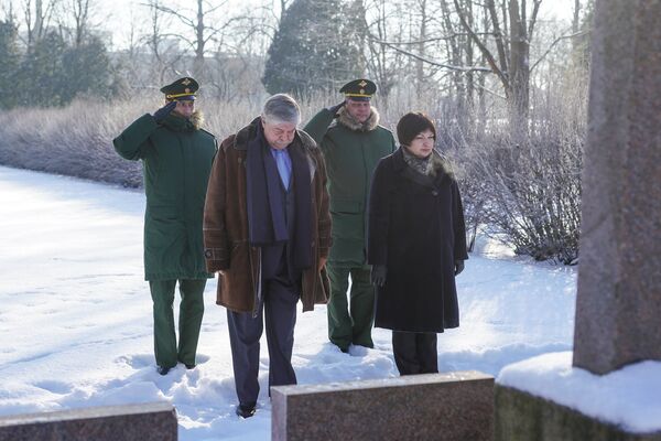 Посол России в Латвии Евгений Лукьянов и посол Беларуси в Латвии Марина Долгополова на Гарнизонном кладбище Риги Посол России в Латвии Евгений Лукьянов и посол Беларуси в Латвии Марина Долгополова на Гарнизонном кладбище Риги - Sputnik Латвия