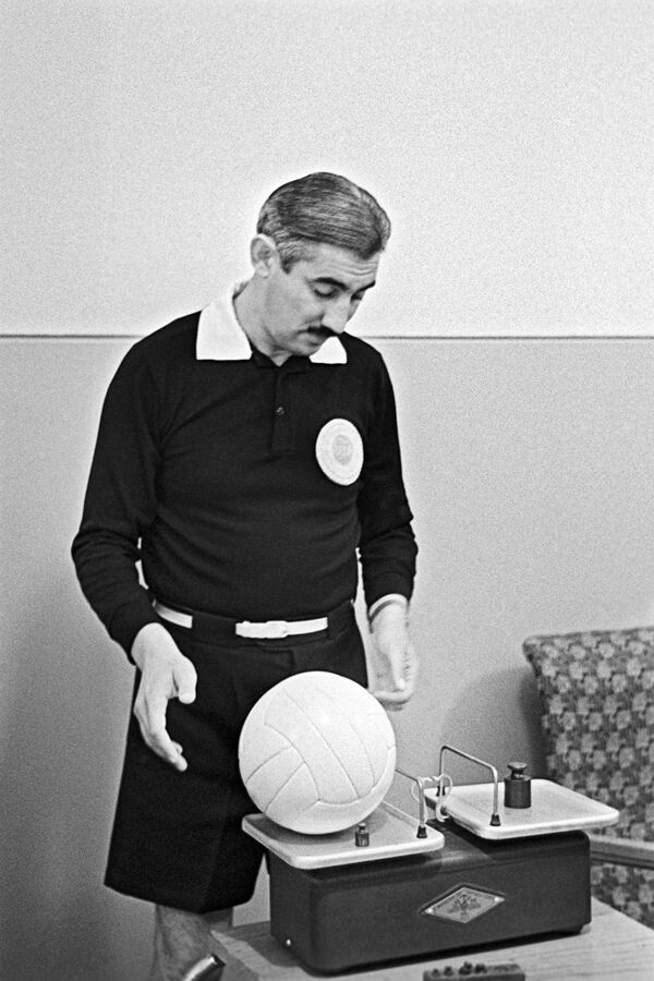 Советский арбитр Тофик Бахрамов, похоронивший надежды сборной Германии на победу в финале чемпионата мира 1966 года Советский арбитр Тофик Бахрамов, похоронивший надежды сборной Германии на победу в финале чемпионата мира 1966 года - Sputnik Латвия