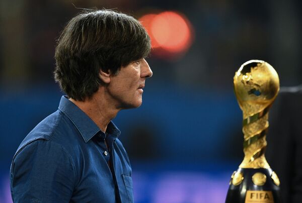 Йоахим Лев – действующий наставник сборной Германии. Под его руководством сборная германии выиграла чемпионат мира в Бразилии в 2014 году Йоахим Лев – действующий наставник сборной Германии. Под его руководством сборная германии выиграла чемпионат мира в Бразилии в 2014 году - Sputnik Латвия