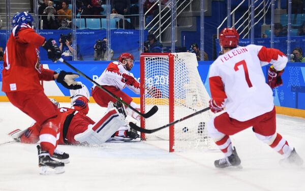 Гол в воротах сборной Чехии в полуфинальном матче Чехия - Россия по хоккею среди мужчин на XXIII зимних Олимпийских играх. Справа налево: Иван Телегин (Россия), Владислав Гавриков (Россия). Гол в воротах сборной Чехии в полуфинальном матче Чехия - Россия по хоккею среди мужчин на XXIII зимних Олимпийских играх. Справа налево: Иван Телегин (Россия), Владислав Гавриков (Россия). - Sputnik Латвия