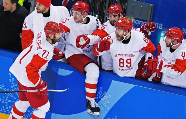 Игрок сборной России Илья Ковальчук (слева) радуется заброшенной шайбе в полуфинальном матче Чехия - Россия по хоккею среди мужчин на XXIII зимних Олимпийских играх. Игрок сборной России Илья Ковальчук (слева) радуется заброшенной шайбе в полуфинальном матче Чехия - Россия по хоккею среди мужчин на XXIII зимних Олимпийских играх. - Sputnik Латвия