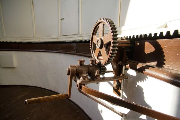 Ручной привод для поворота астрономической башни Латвийского университета Ручной привод для поворота астрономической башни Латвийского университета - Sputnik Латвия