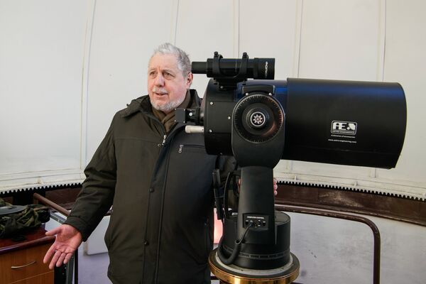 Илгонис Вилкс у телескопа Илгонис Вилкс у телескопа - Sputnik Латвия