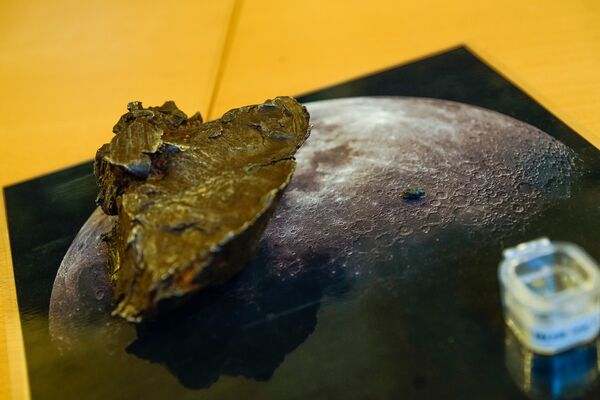 Кусочек Луны и железный метеорит из Сибири Кусочек Луны и железный метеорит из Сибири - Sputnik Латвия