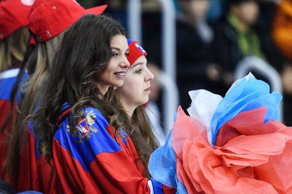 Līdzjutējas no Krievijas hokeja mačā sievietēm XXIII ziemas Olimpiskajās spēlēs - Sputnik Latvija