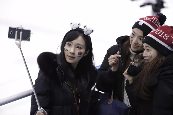 Līdzjutējas no Dienvidkorejas fotografējas pirms Zviedrijas un Korejas apvienotās komandas mača Līdzjutējas no Dienvidkorejas fotografējas pirms Zviedrijas un Korejas apvienotās komandas mača - Sputnik Latvija