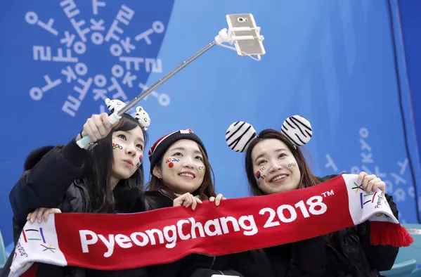 Līdzjutējas fotografējas pirms Zviedrijas un Japānas sieviešu komandu mača Līdzjutējas fotografējas pirms Zviedrijas un Japānas sieviešu komandu mača - Sputnik Latvija