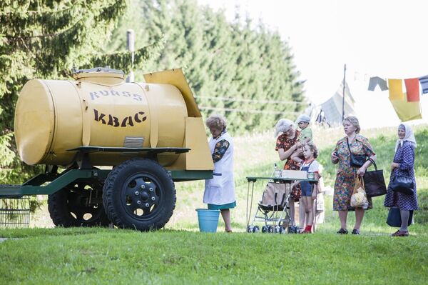 Очередь за квасом – примета советского времени. Кадр из фильма Рай 89 - Sputnik Латвия