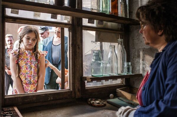 Магда Лоте Аузиня в роли главной героини Паулы. Кадр из фильма Рай 89 - Sputnik Латвия