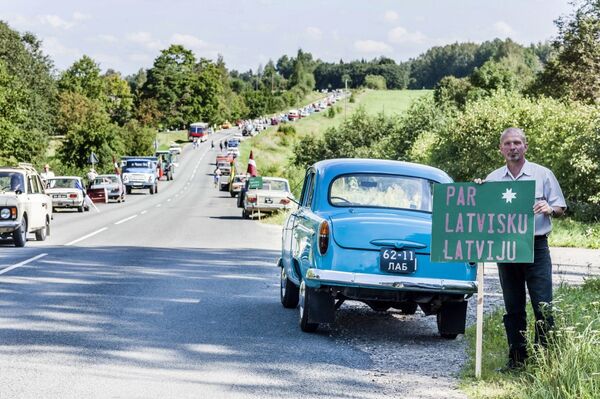 Реконструкция Балтийского пути. Кадр из фильма Рай 89 - Sputnik Латвия