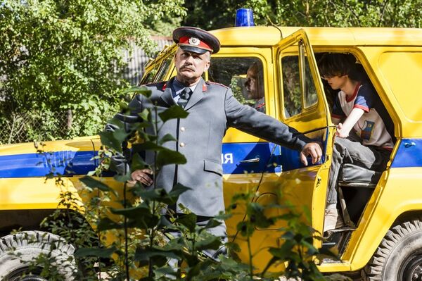 Оперный певец Наурис Пунтулис в роли милиционера. Кадр из фильма Рай 89 - Sputnik Латвия