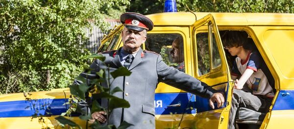 Оперный певец Наурис Пунтулис в роли милиционера. Кадр из фильма Рай 89 - Sputnik Латвия