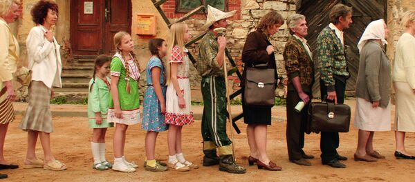 Очередь подписаться за независимость Латвии. Кадр из фильма Рай 89 Очередь подписаться за независимость Латвии. Кадр из фильма Рай 89 - Sputnik Латвия