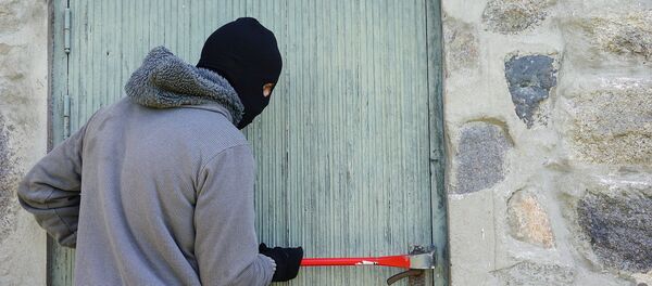 Мужчина взламывает замок - Sputnik Латвия