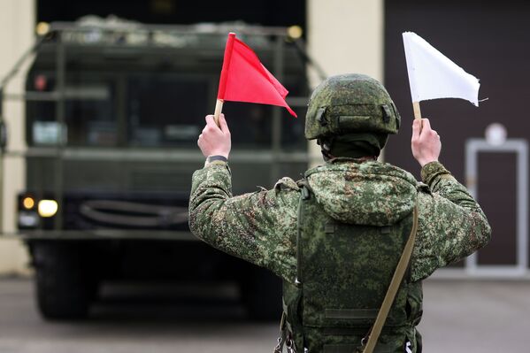 Karavīrs OTRK Iskander mācībās Krasnodaras novadā - Sputnik Latvija