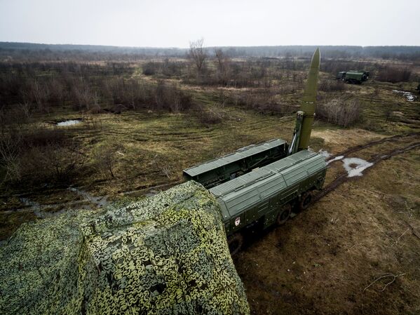 OTRK Iskander taktiskajās raķešu triecienu mācībās Krasnodaras novadā - Sputnik Latvija