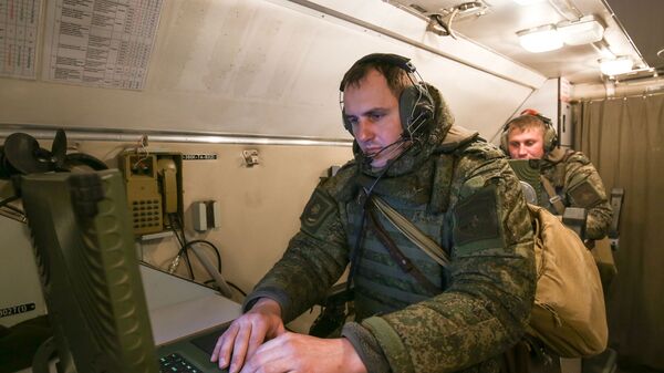 Военнослужащие во время учений ОТРК Искандер-М - Sputnik Латвия