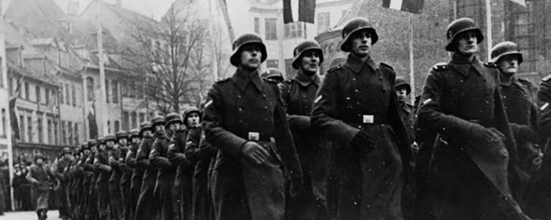 Парад латышских легионеров в честь дня основания Латвийской республики Рига 18 ноября 1943 года - Sputnik Латвия, 1920, 30.09.2020