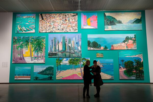 Для выставки Наумова стена большого зала была выкрашена в лазурный цвет Для выставки Наумова стена большого зала была выкрашена в лазурный цвет - Sputnik Латвия