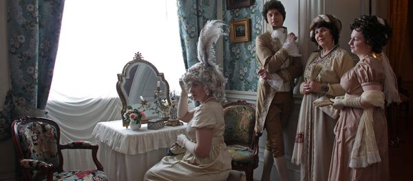 В фильме: Туалетный столиц Элен Безуховой в ее спальне в доме Безуховых В фильме: Туалетный столиц Элен Безуховой в ее спальне в доме Безуховых - Sputnik Latvija