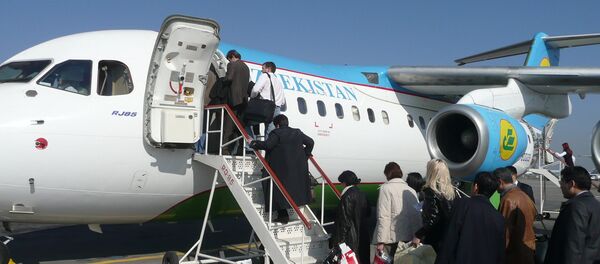 Самолет авиакомпании Узбекистон хаво йуллари Самолет авиакомпании Узбекистон хаво йуллари - Sputnik Латвия