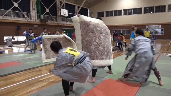 Бои на подушках - профессиональный вид спорта в Японии - Sputnik Latvija